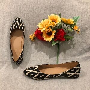 NWOT - Black & White Geometric Print Fabric Flats with Gold Studs